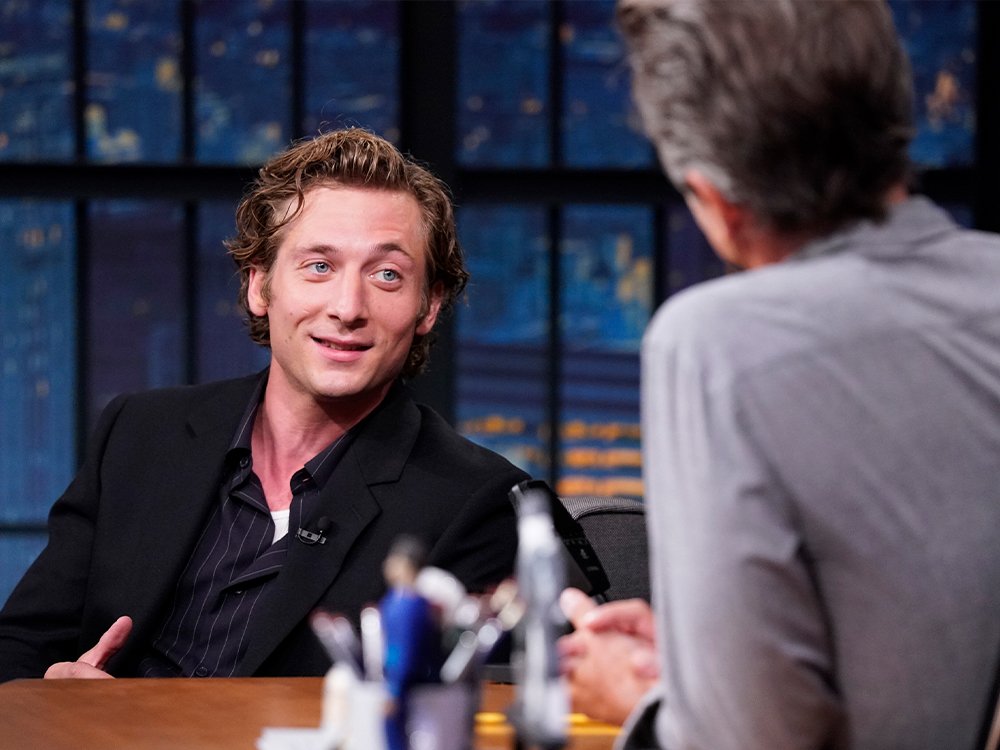 The  Texture Spray Behind Jeremy Allen White’s Perfectly Tousled Hair
